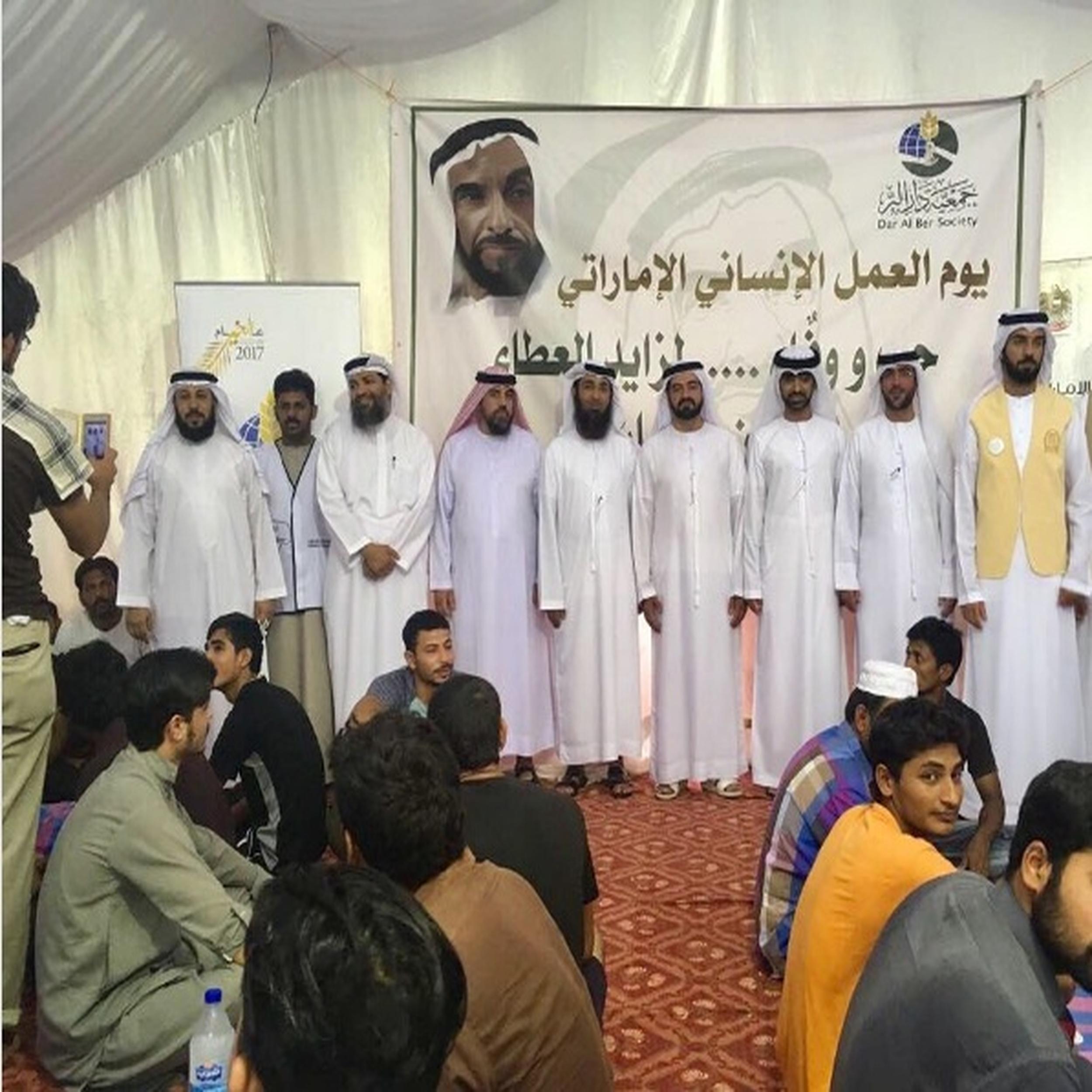 محاكم رأس الخيمة تلامس قلوب العمال بتوفير 500 وجبة إفطار في يوم زايد الإنساني