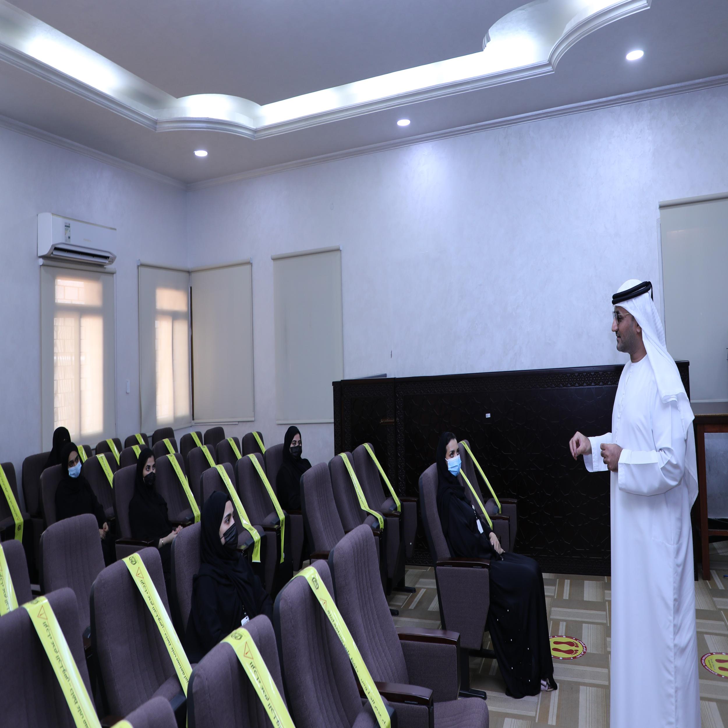 مدير عام محاكم رأس الخيمة يقدّم خلاصة تجربته العملية ضمن مبادرة “تجربتي”