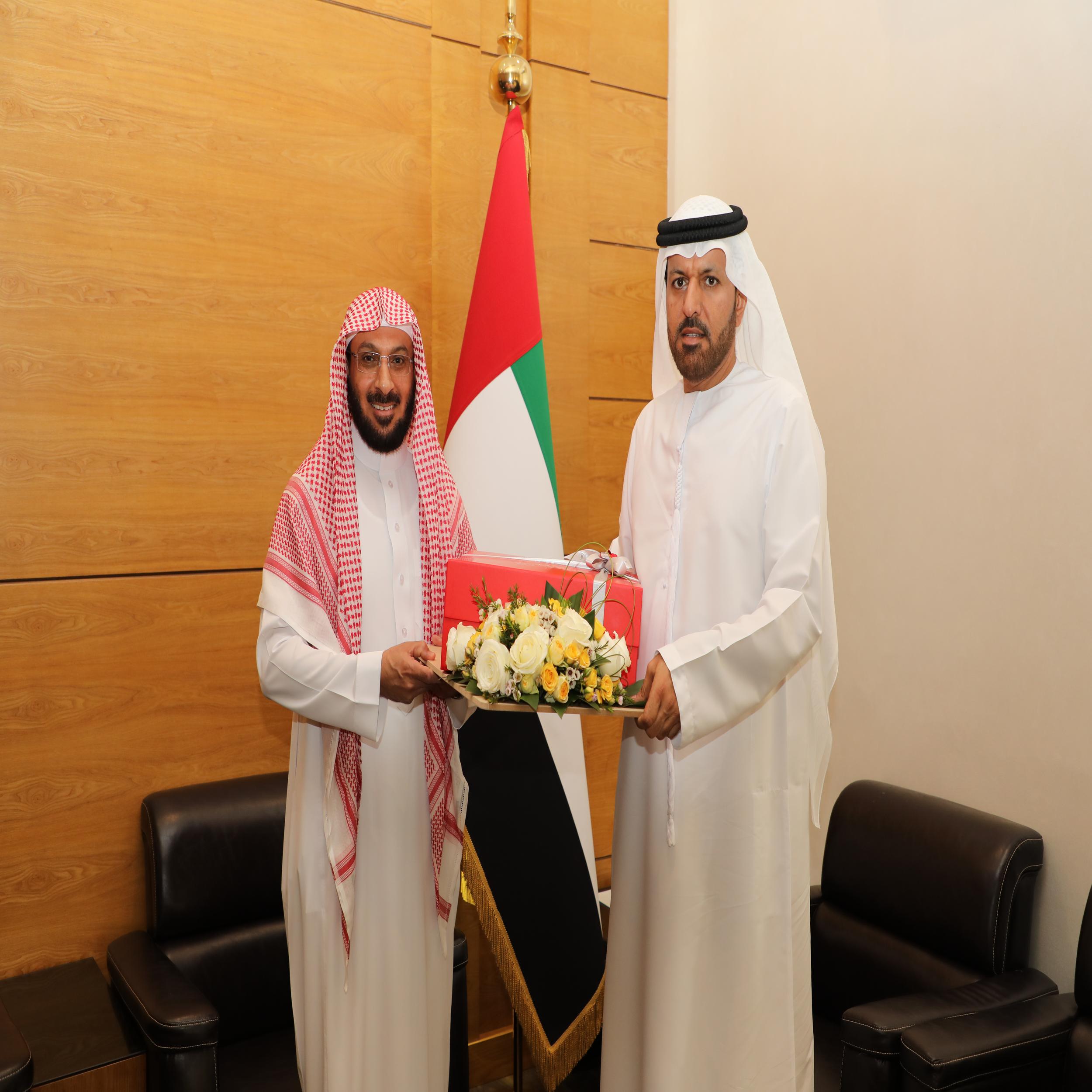 رئيس محاكم رأس الخيمة يكرم قاضيا سعوديا