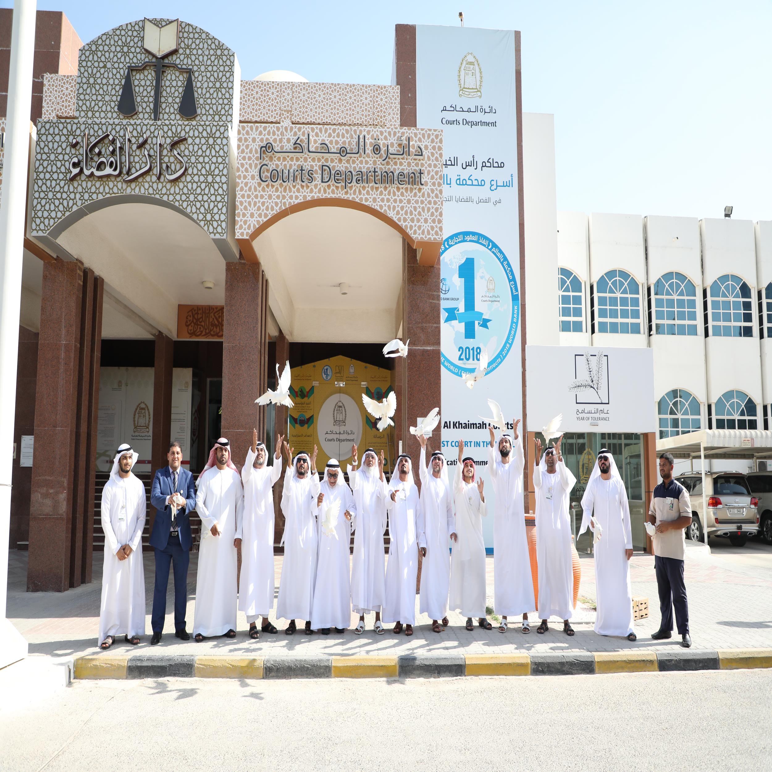 موظفو محاكم رأس الخيمة يحتفلون بيوم السلام العالمي