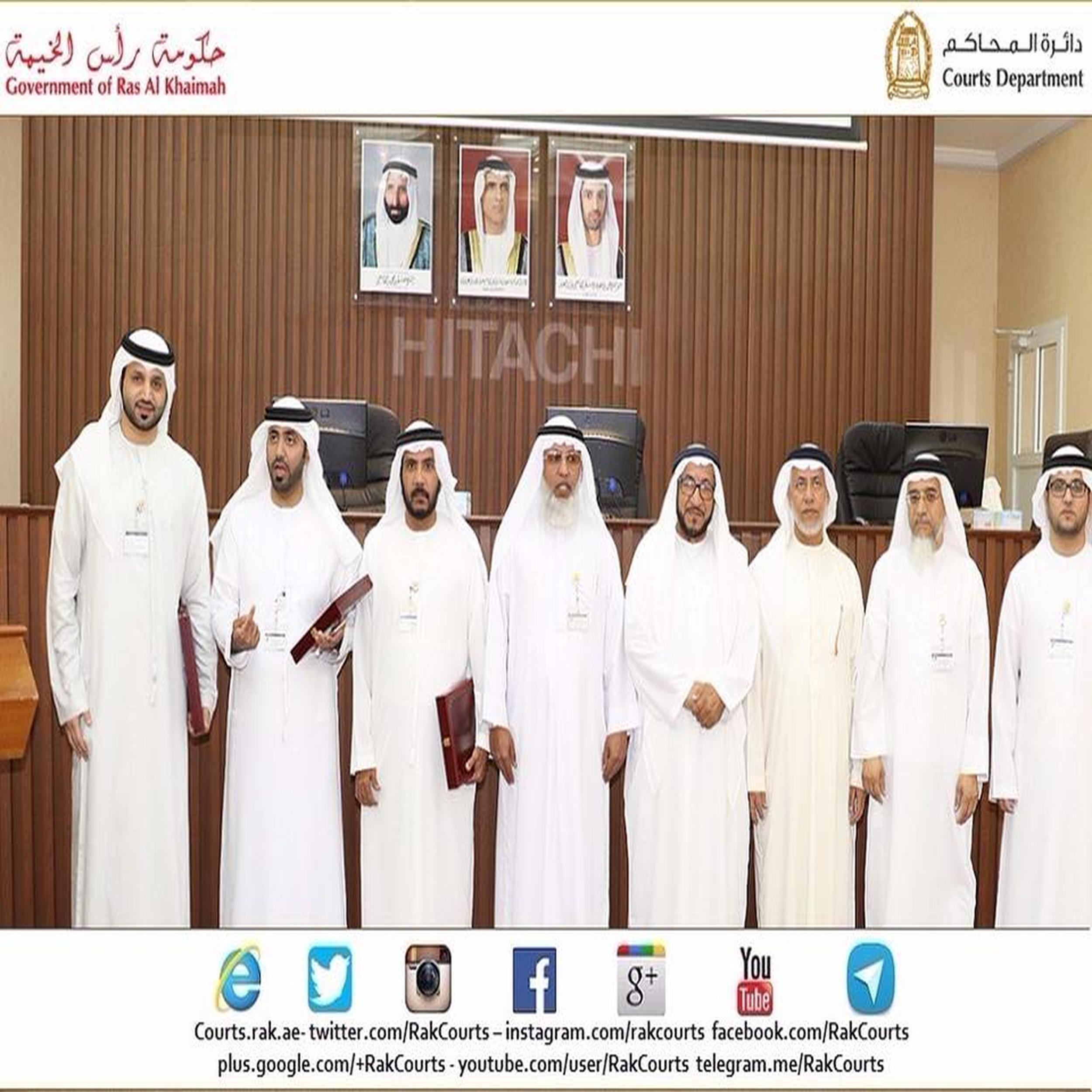 مدير ادارة الخدمات المجتمعية يكرم مدراء الادارات والموظفين