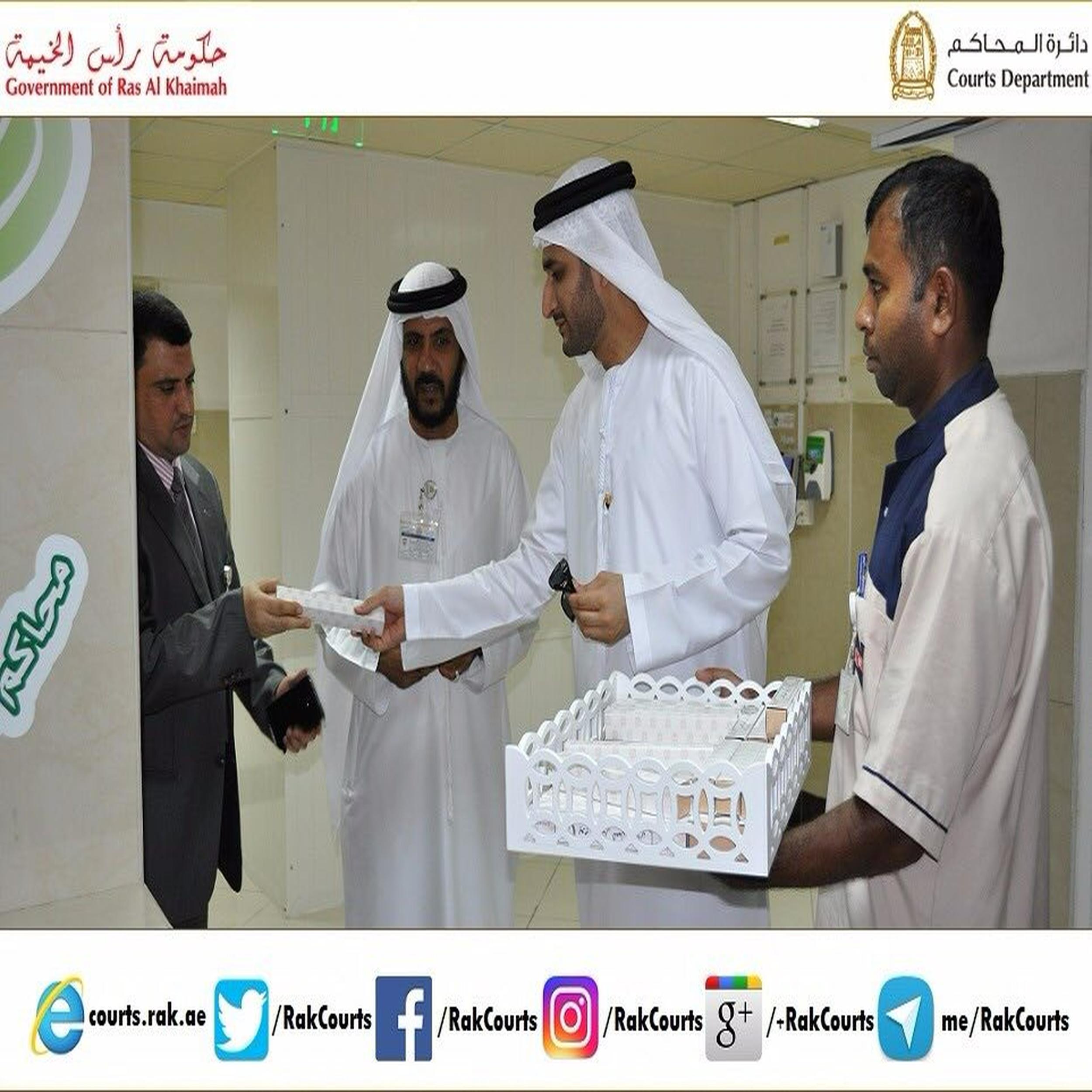 توزيع هدايا على موظفي محاكم رأس الخيمة بمناسبة يوم زايد للعمل الإنساني