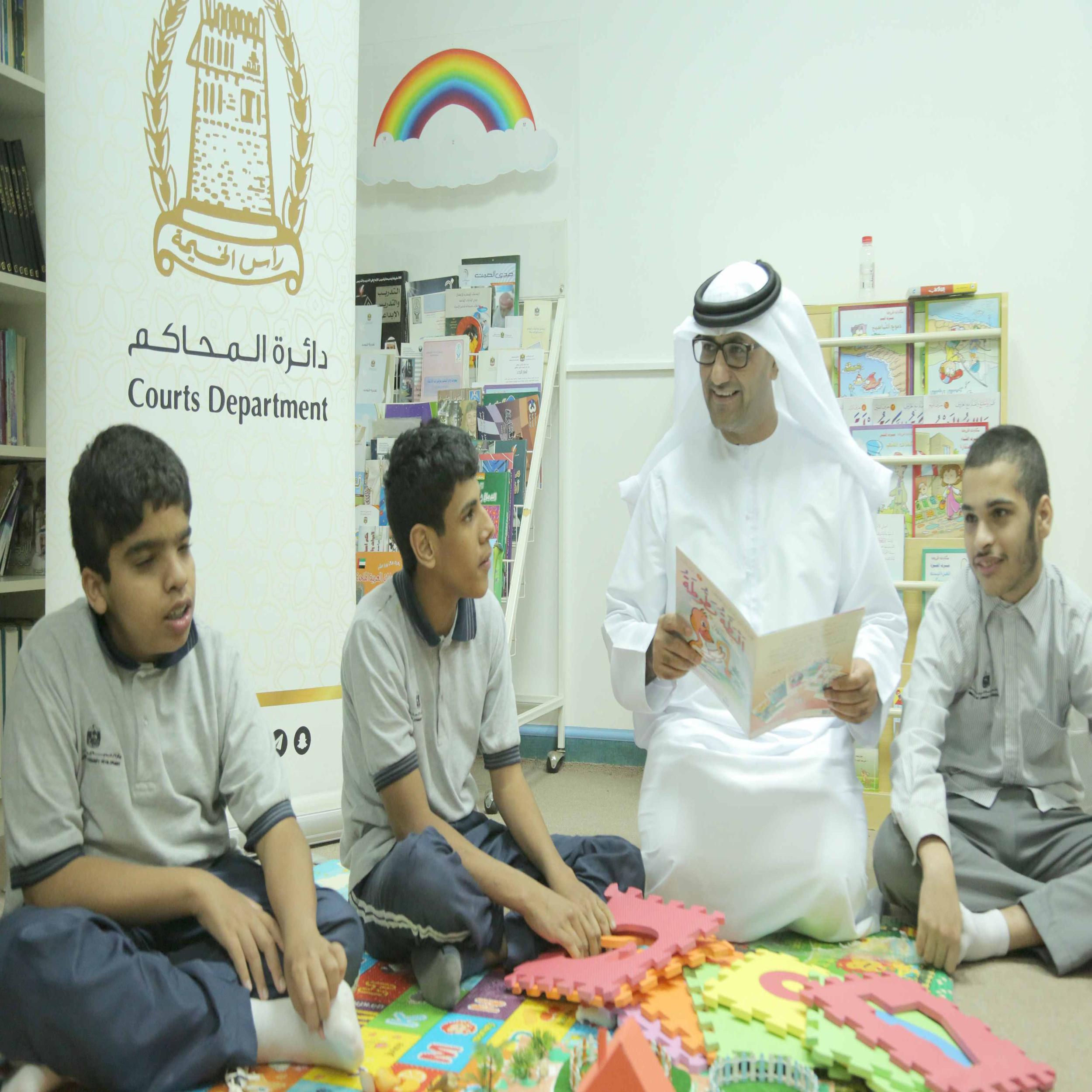 مدير محاكم رأس الخيمة يقرأ لأصحاب الهمم في شهر القراءة