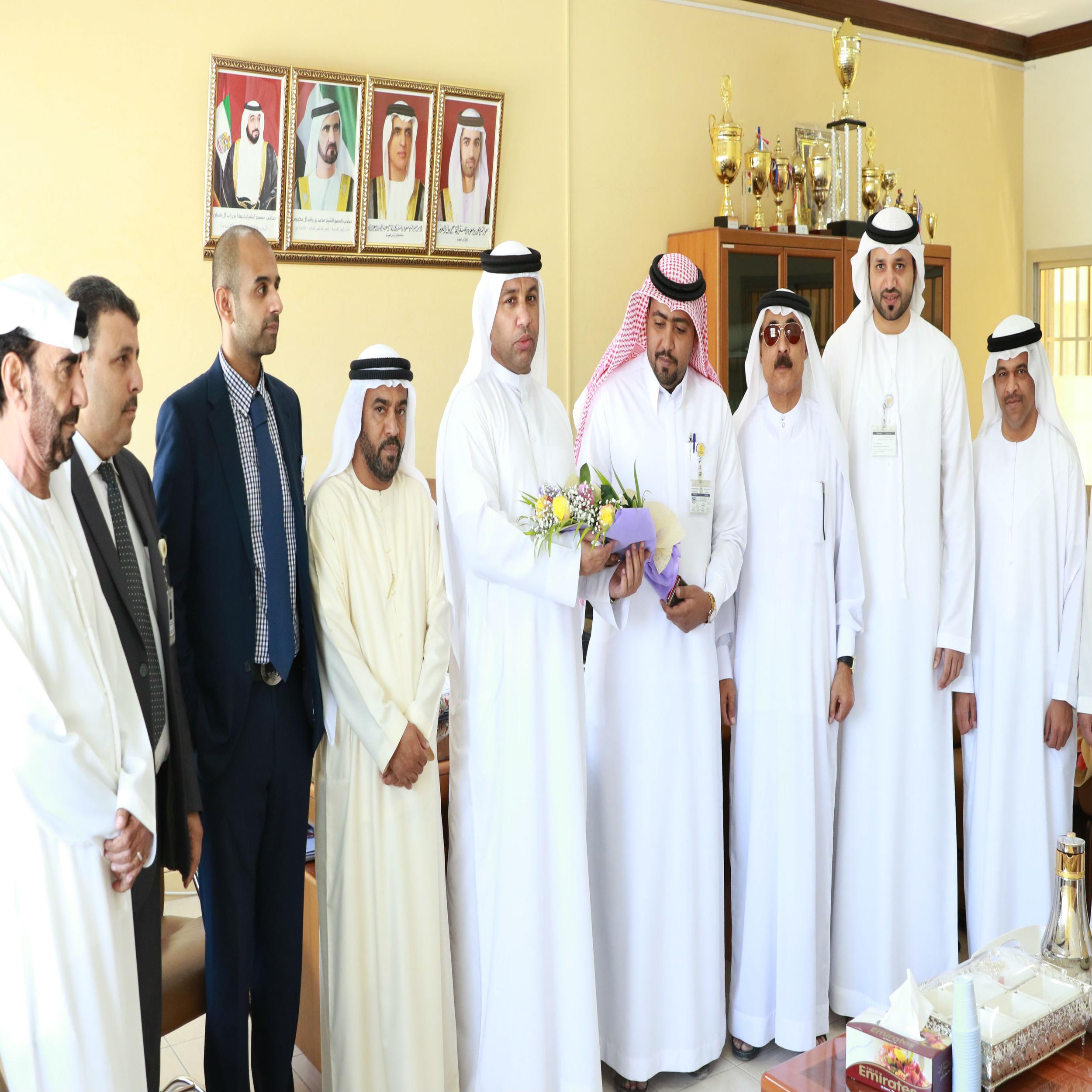 موظفي محاكم رأس الخيمة يحتفلون بيوم المعلم بزيارة معلميهم