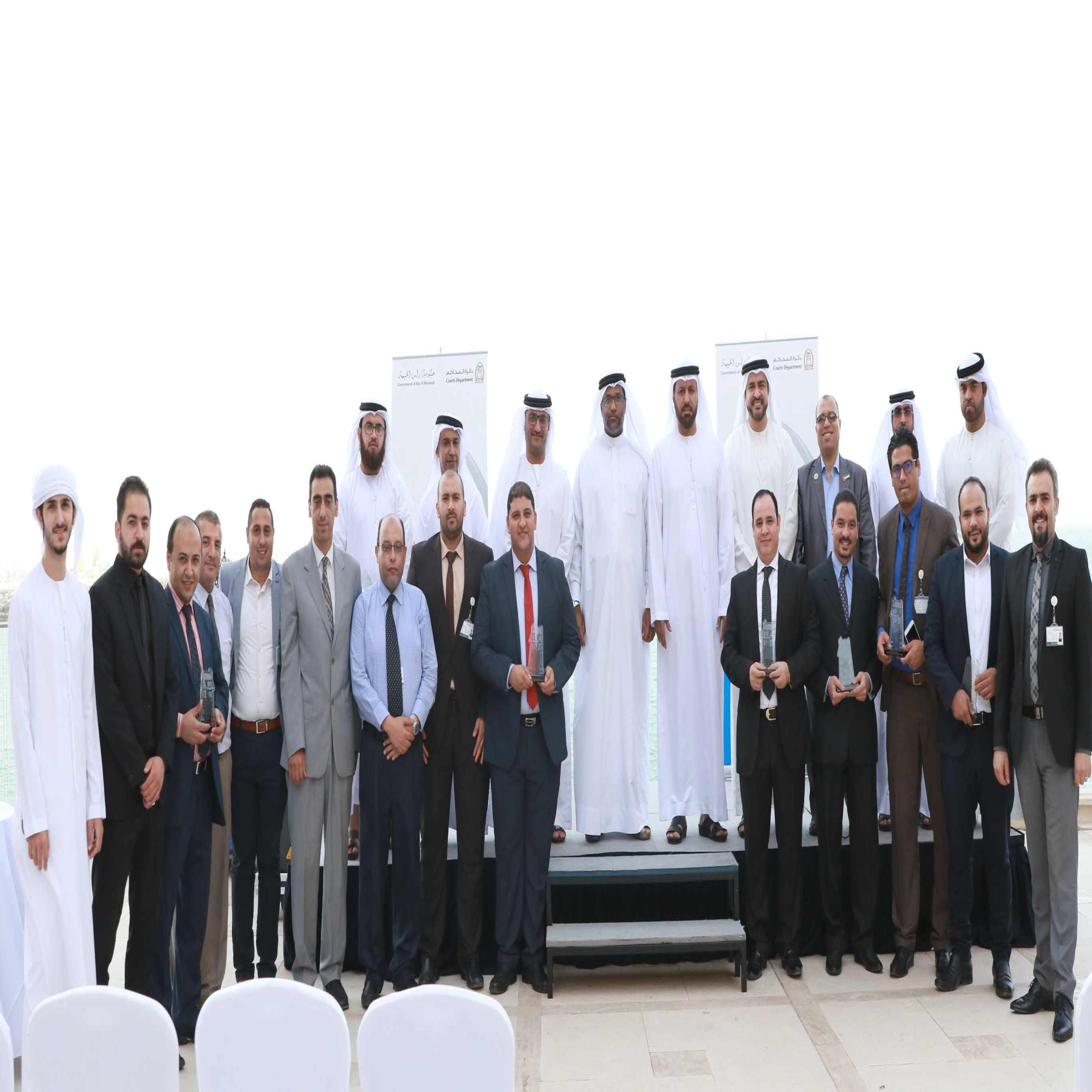 محاكم رأس الخيمة  تكرم 26 فائزا بجائزة ” منارة التميز والابتكار”