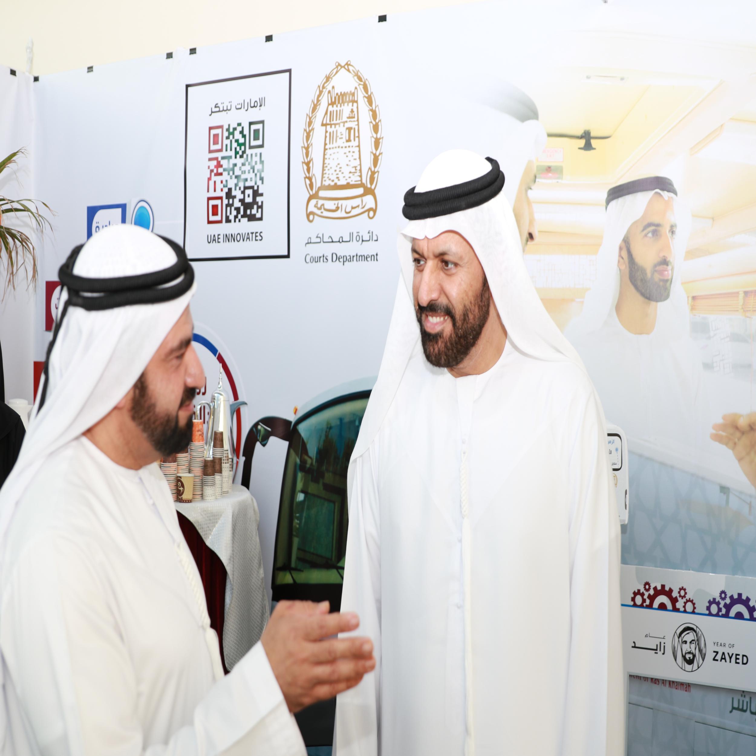 الخاطري يزور منصة محاكم رأس الخيمة في ختام معرض الابتكارات الاجتماعية