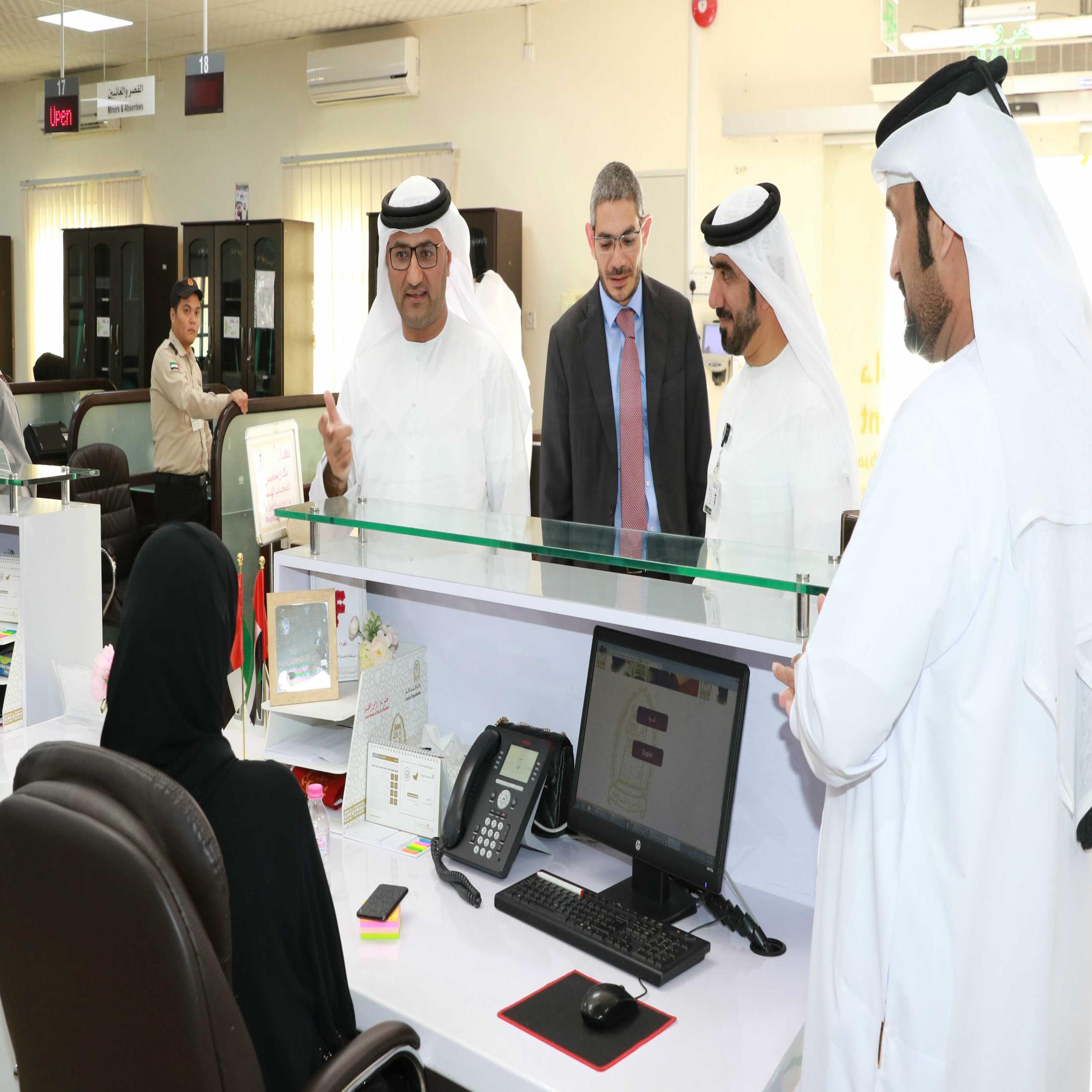 مدير عام محاكم رأس الخيمة يطلع على الإنجازات والتقنيات الحديثة في الأفرع والإدارات