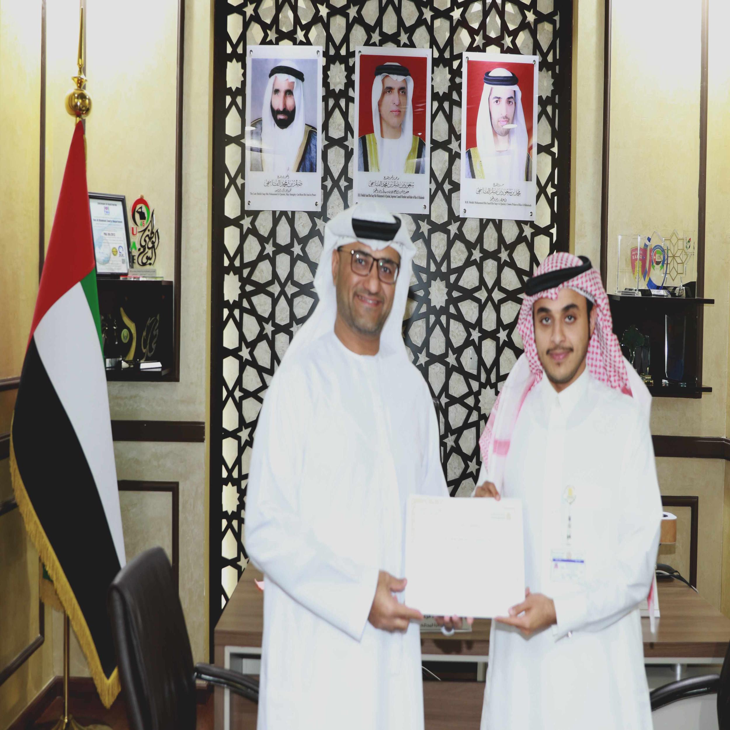 مدير عام محاكم رأس الخيمة يكرم الموظف عمر المطلق