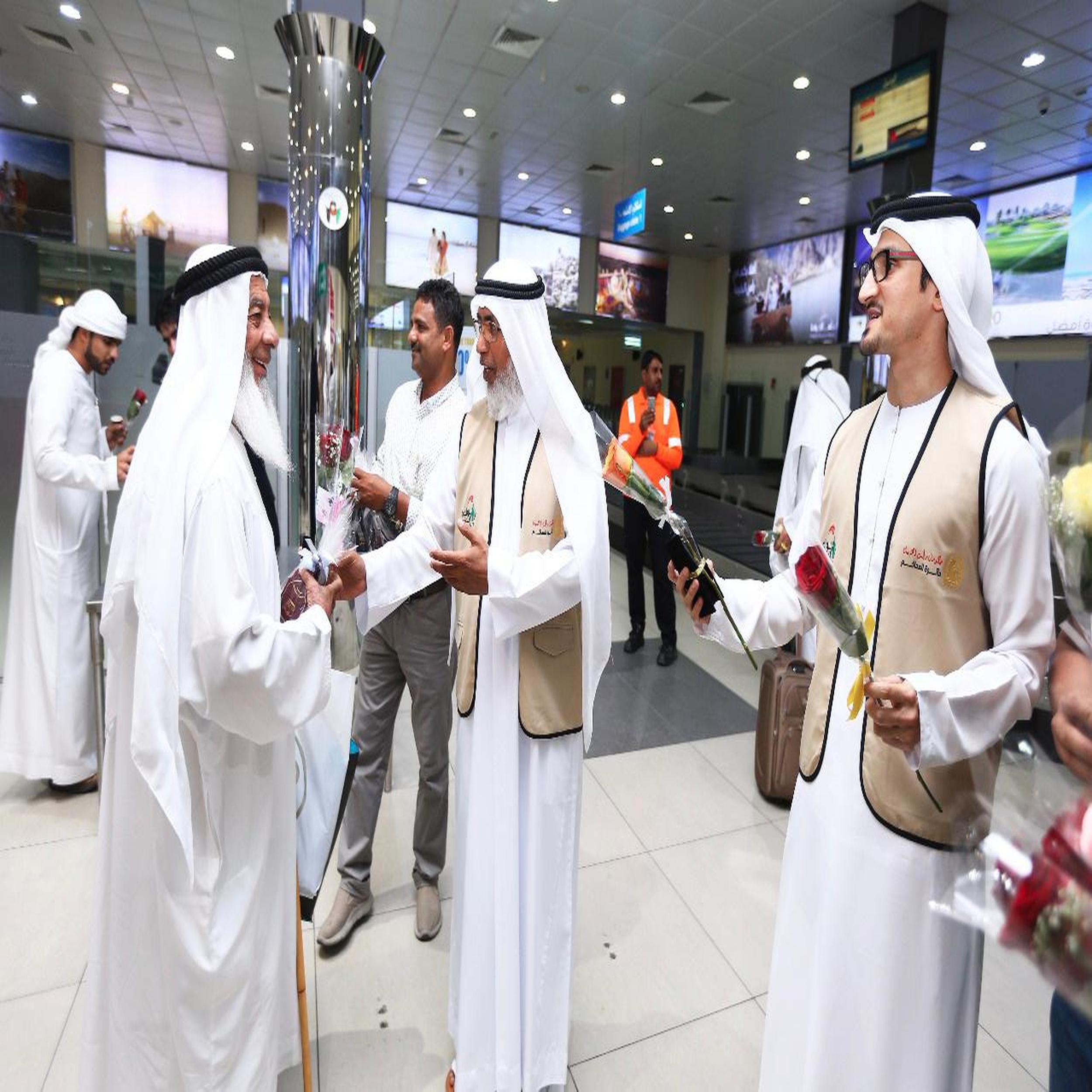 استقبال الحجاج بالورود والهدايا