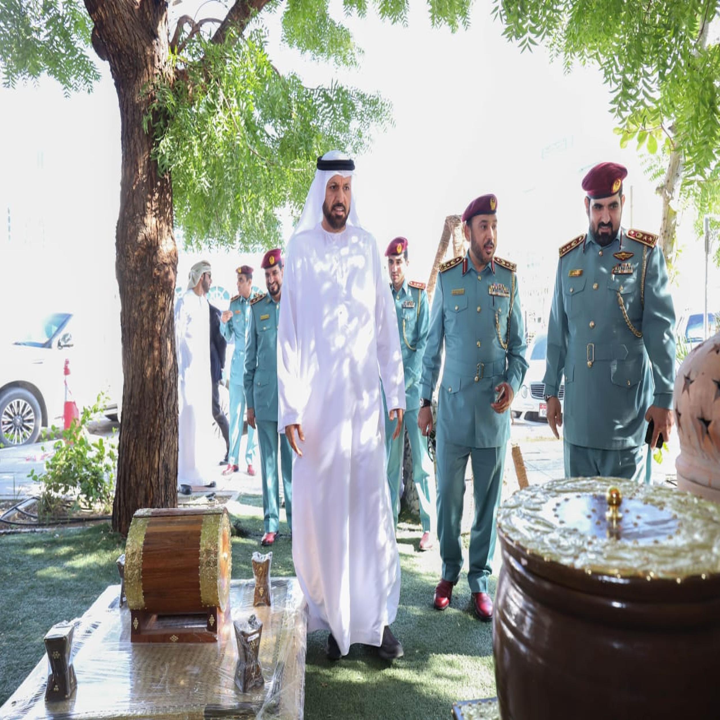 رئيس محاكم رأس الخيمة يفتتح معرض منتجات نزلاء المؤسسات العقابية