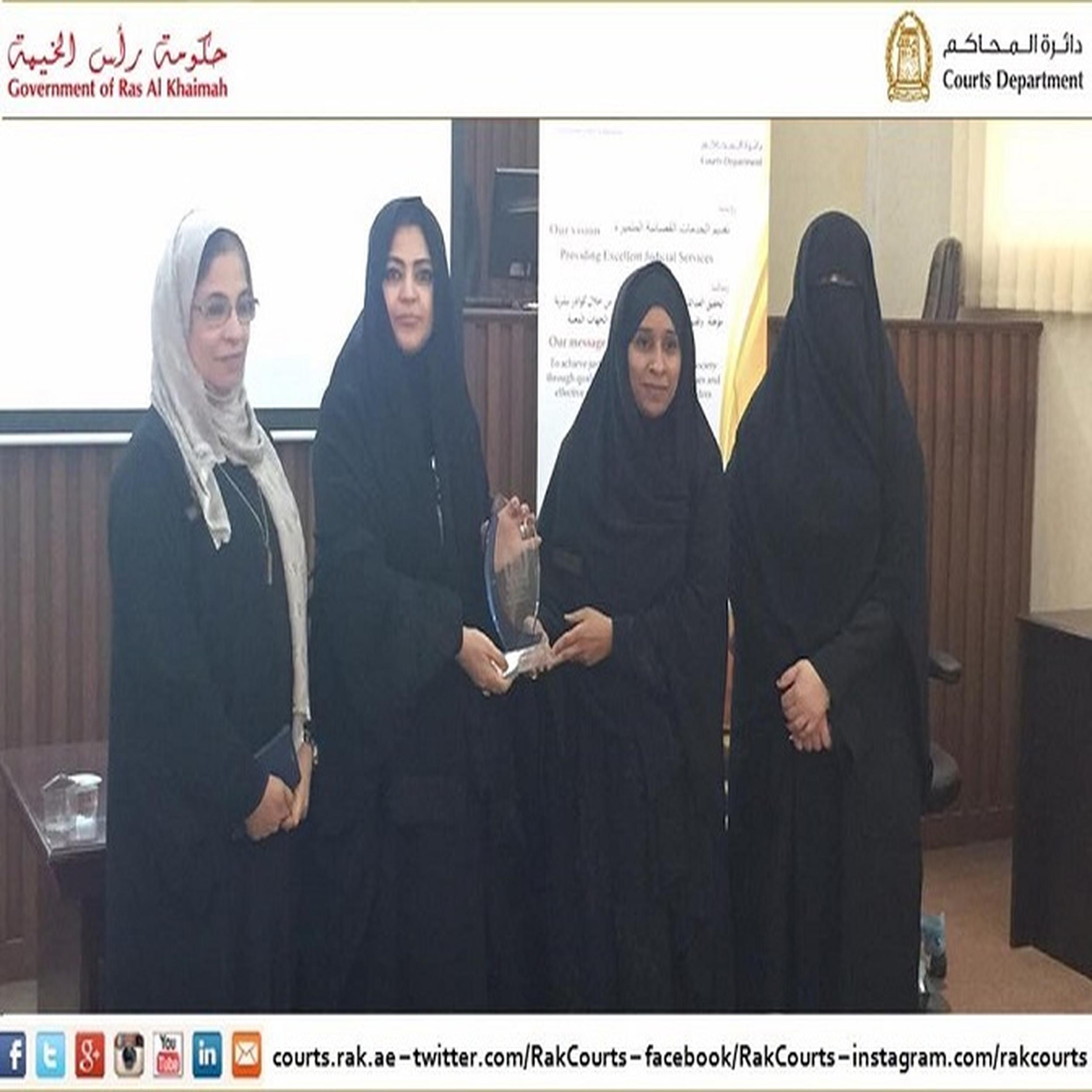 مديرة منطقة رأس الخيمة التعليمية تلتقي فريق سيدات الحكمة بدائرة محاكم رأس الخيمة