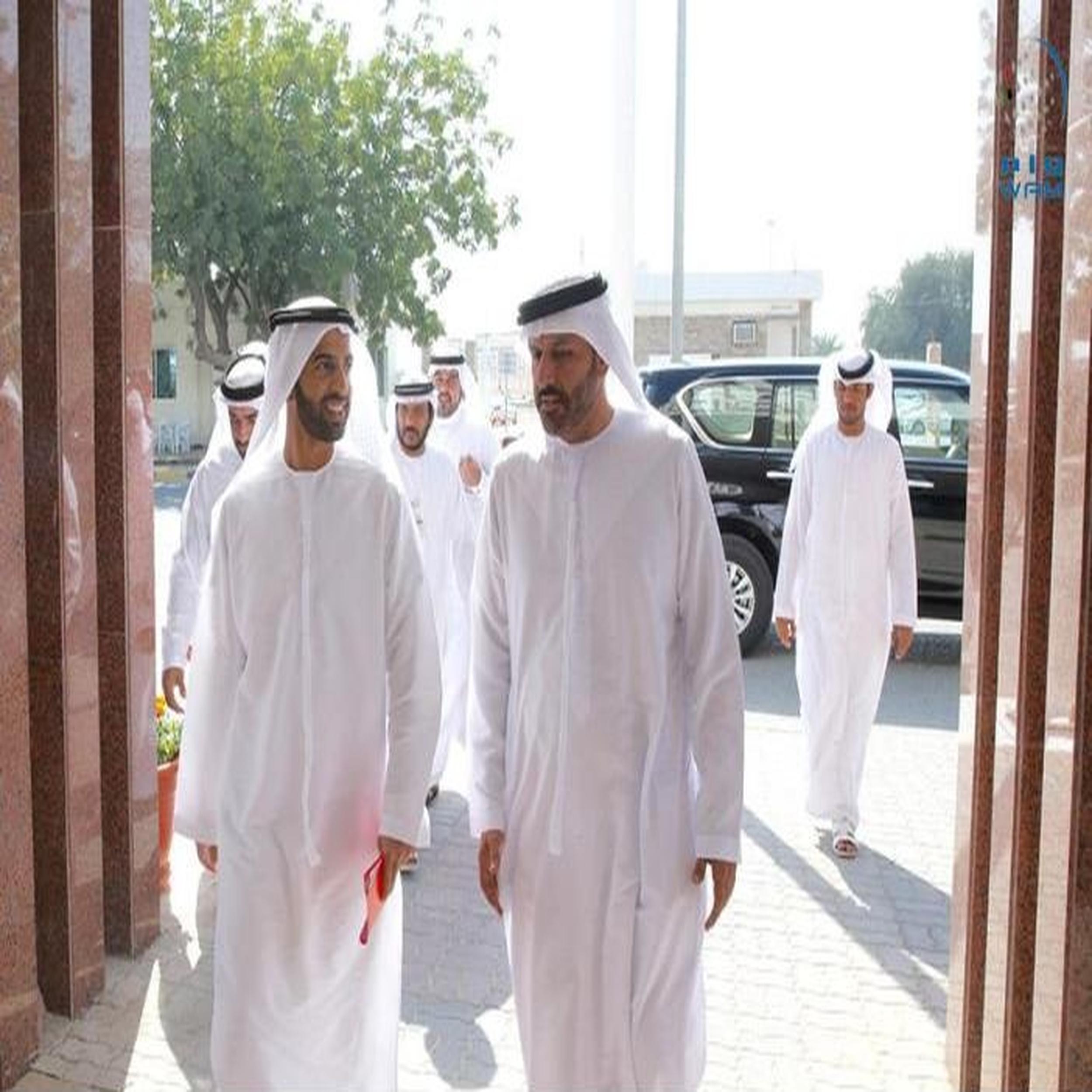 محمد بن سعود القاسمي يتفقد دائرة محاكم رأس الخيمة