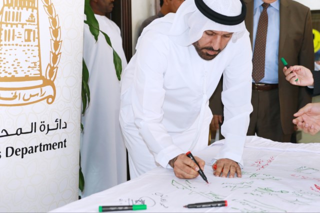 Album Name: مشاركة محاكم رأس الخيمة في المبادرة الوطنية مليون توقيع ولاء للوطن