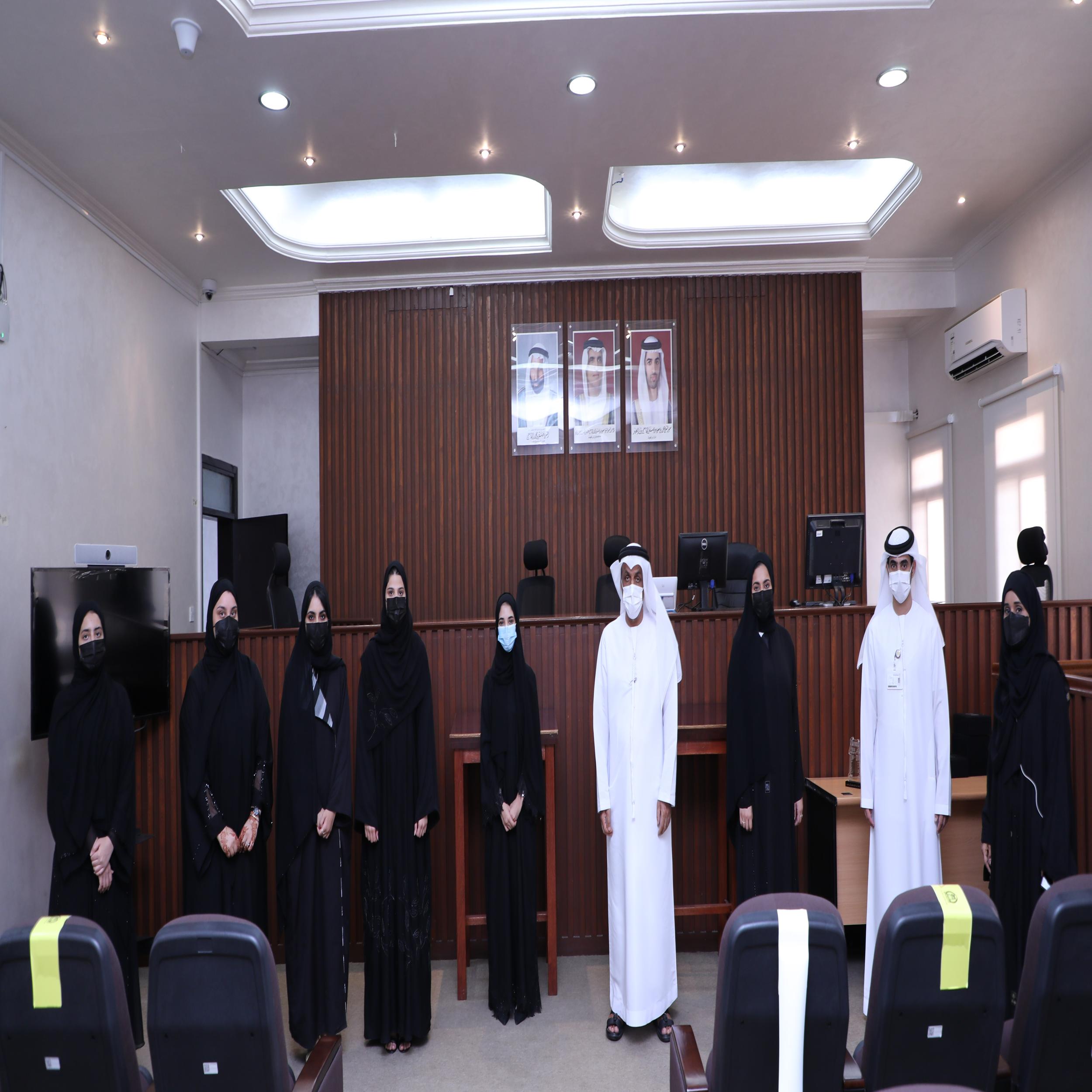 محاكم رأس الخيمة تدرب طلبة القانون على “المحاكمة الصورية”