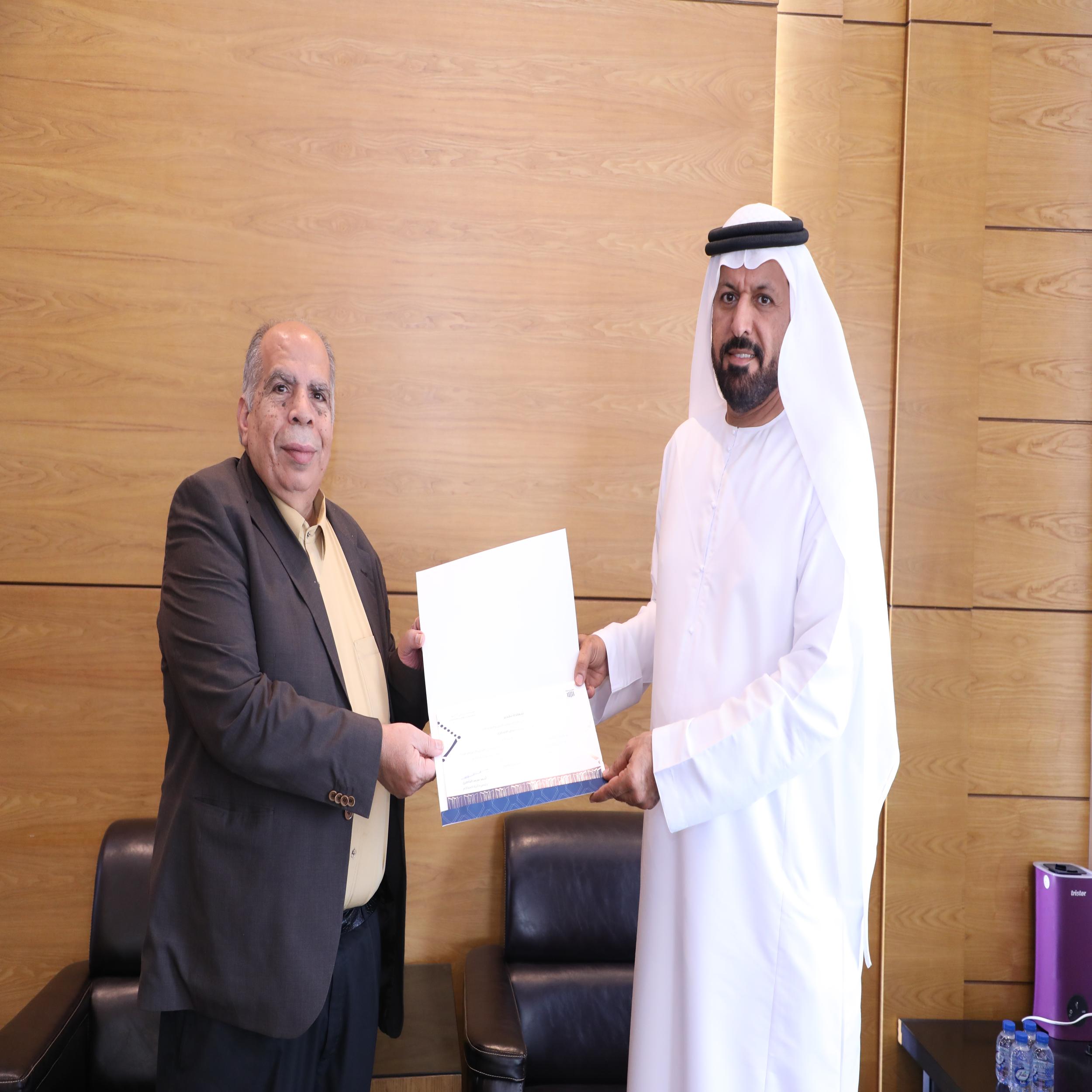 Read more about the article محاكم رأس الخيمة تكرم موظفاً لجهوده طوال 41 عاماً