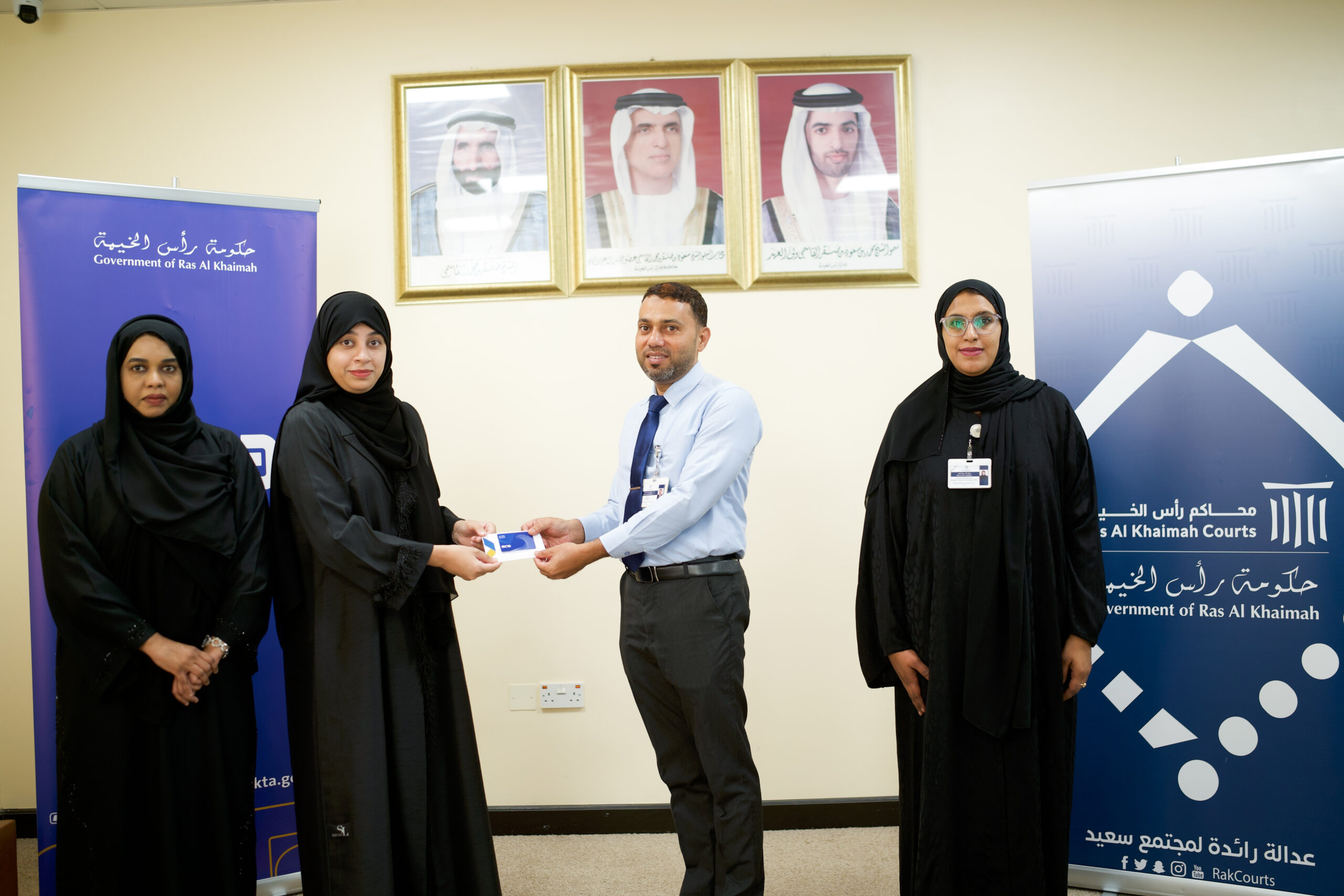 Read more about the article محاكم رأس الخيمة تمنح بطاقة »صقر« لموظفي الخدمات المعاونة